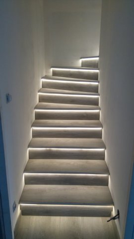 Installation de luminaires LED intégré dans un escalier d'une maison neuve La Tour du Pin