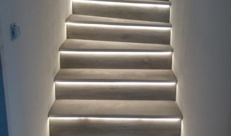Installation de luminaires LED intégré dans un escalier d'une maison neuve La Tour du Pin