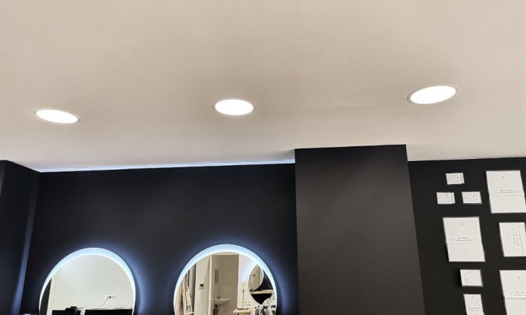 Mise en place de luminaires dans un salon de coiffure La Tour du Pin.